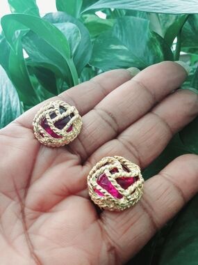 PAOLO GUCCI Y/G Plated Twisted Caged Fuchsia Cabochon Glass Clip-On Earrings Vtg